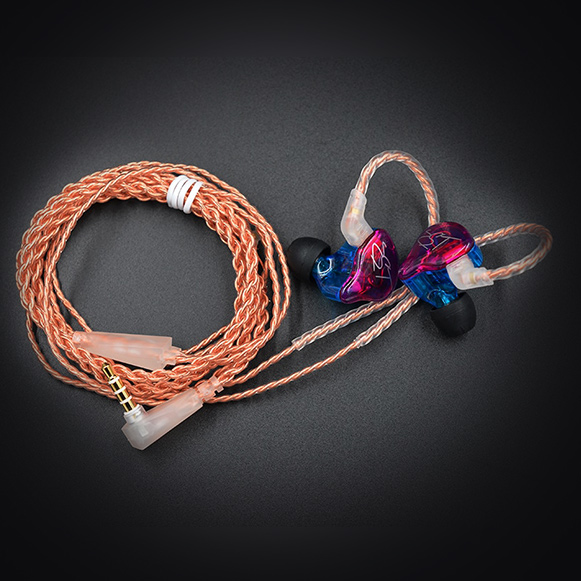 Sluchatka do usi s vymenitelnym kabelem a zahnutym 3,5mm jackem. Tlustý symetrický kabel.